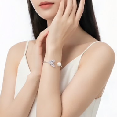 he Flow of Metal: S925 Silver & Freshwater Jiali Pearl Bangle